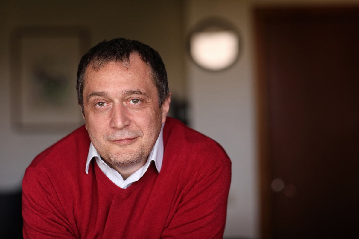 Леонид Алексеев во время спокойного разговора